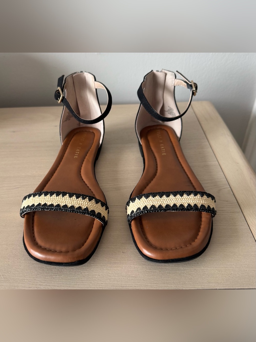 Kelly & Katie Aztec Black and Tan Straw Nymie Open Toe Sandals / Size 9